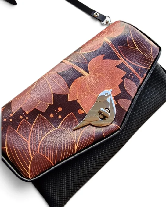 Détail imprimé floral et fermoir oiseau du Mini sac Lotus Mauve