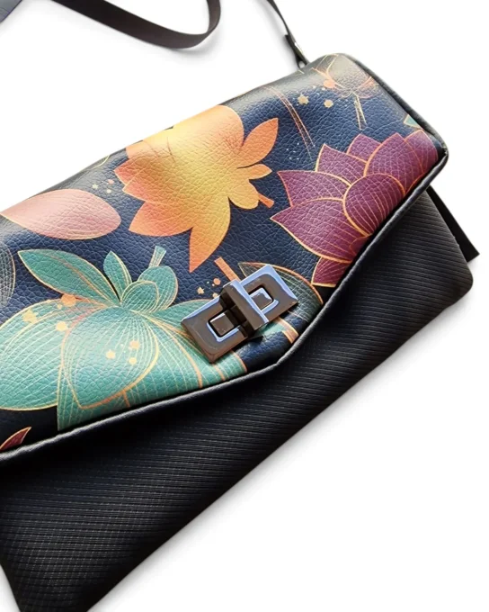 Détail imprimé floral et fermoir métallique du Mini sac Nomade Lotus