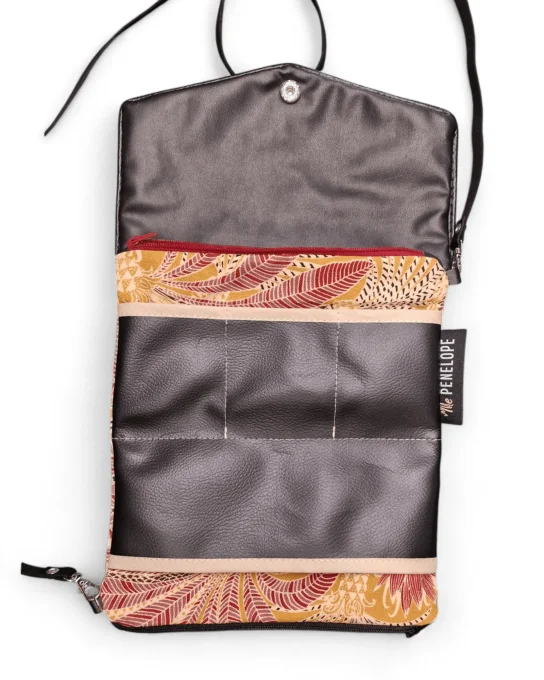 Intérieur du Mini sac Azora avec rangements pour cartes et téléphone