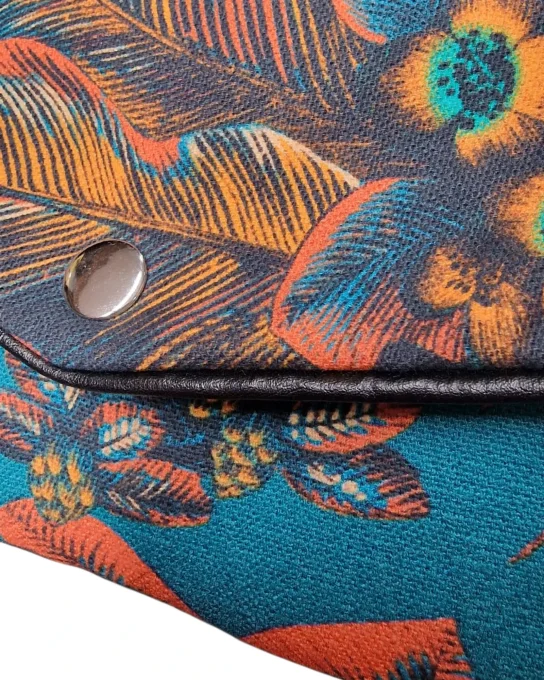 Détail de la toile imprimée turquoise et orange du Mini sac Manao