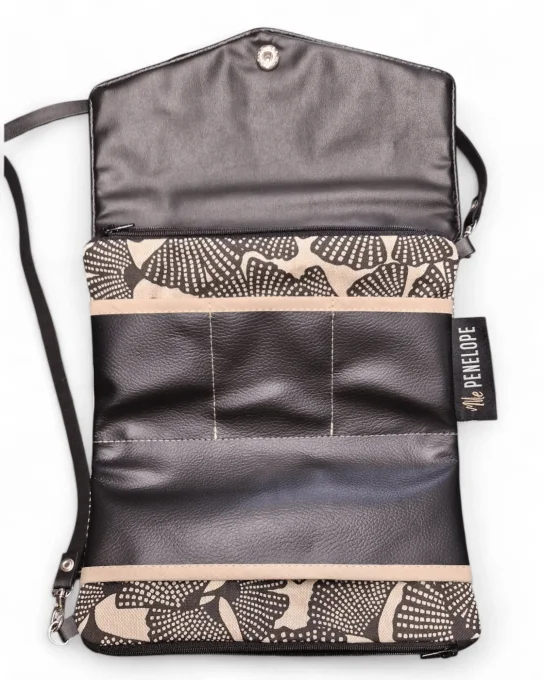 Intérieur du Mini sac Ozaka avec rangements pour cartes et téléphone