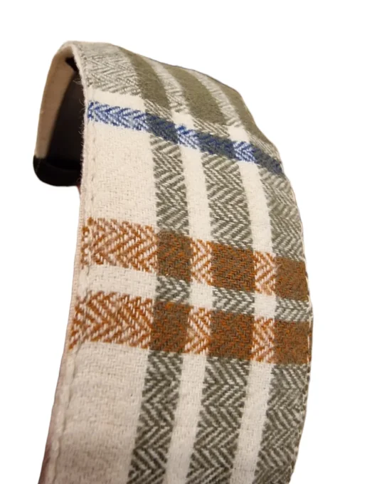 Détail du tissu doux du serre-tête Balmoral Écru, motif chevrons kaki et camel sur fond écru.