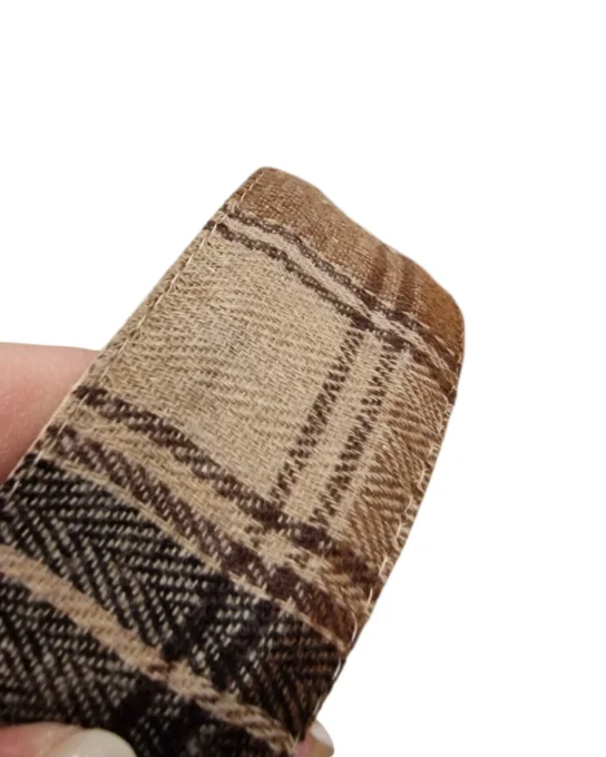 Détail du tissu tartan du serre-tête Cambridge Camel, texture chevrons et carreaux dans les tons bei