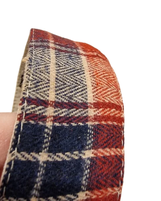 Gros plan sur le tissu à chevrons du serre-tête Édimbourg Rouge, carreaux rouge brique, bleu marine 