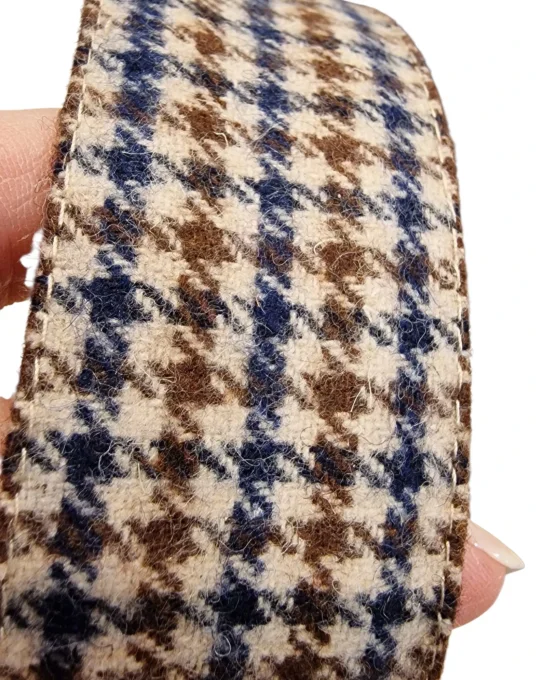 Gros plan sur le tissu du serre-tête Oxford Chocolat, motif pied-de-poule et texture duveteuse conte
