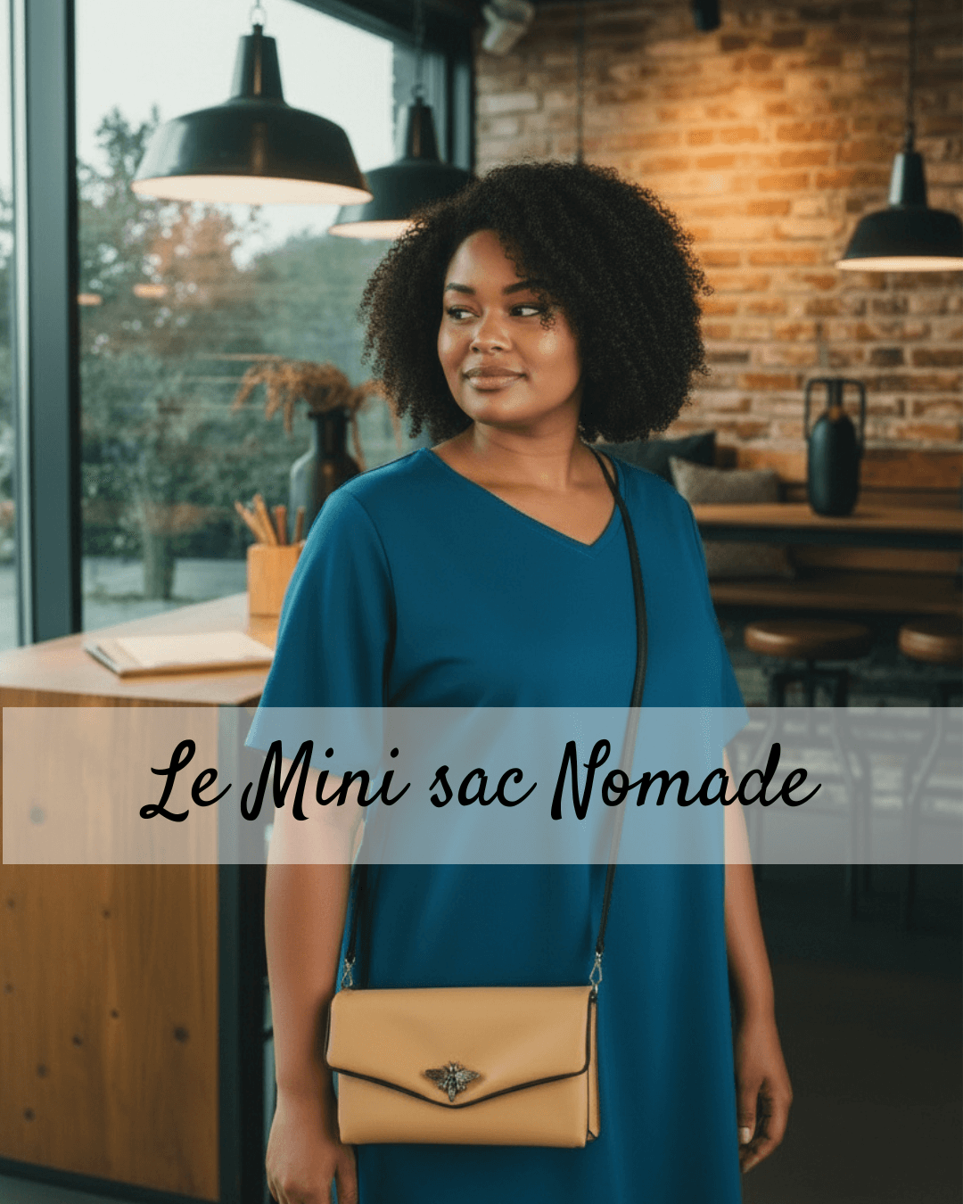 femme portant un mini sac smart en simili, le sac qui fait portefeuille